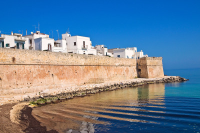 坚固的墙。Monopoli。普利亚区。意大利。