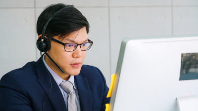 商务人员戴着耳机在办公室工作