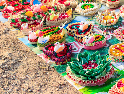 “KRATHONG”是一种手工制作的漂浮蜡烛，由漂浮的部分制成，上面点缀着绿色的叶子和五颜六色的花朵