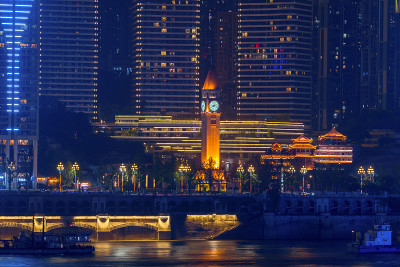 晚上，钟楼上的滨江高速公路，美丽的城市风景，中国重庆