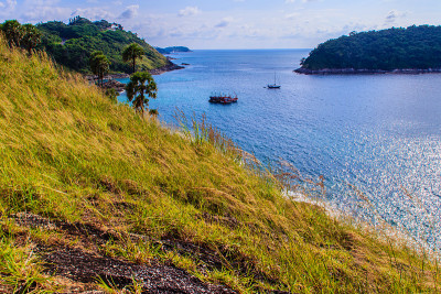 美丽的普吉岛悬崖和蓬贴海角附近的小岛的海景，最美丽的日落视角普吉岛，泰国。