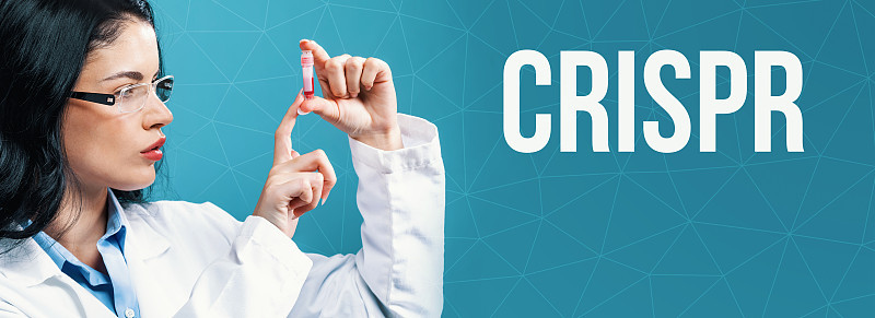 Crispr主题，一个医生拿着一个实验室小瓶