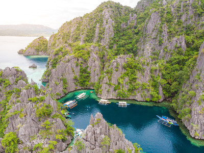 鸟瞰图上的双泻湖天堂岛与尖锐的石灰岩，热带旅游目的地-科伦，巴拉望，菲律宾。