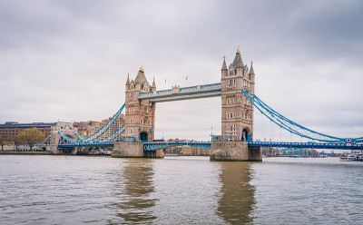 英国伦敦塔桥。日落与美丽的云彩。