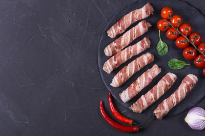 香肠裹在熏肉里