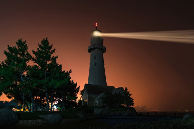 灯塔探照灯。威海夜间海堤