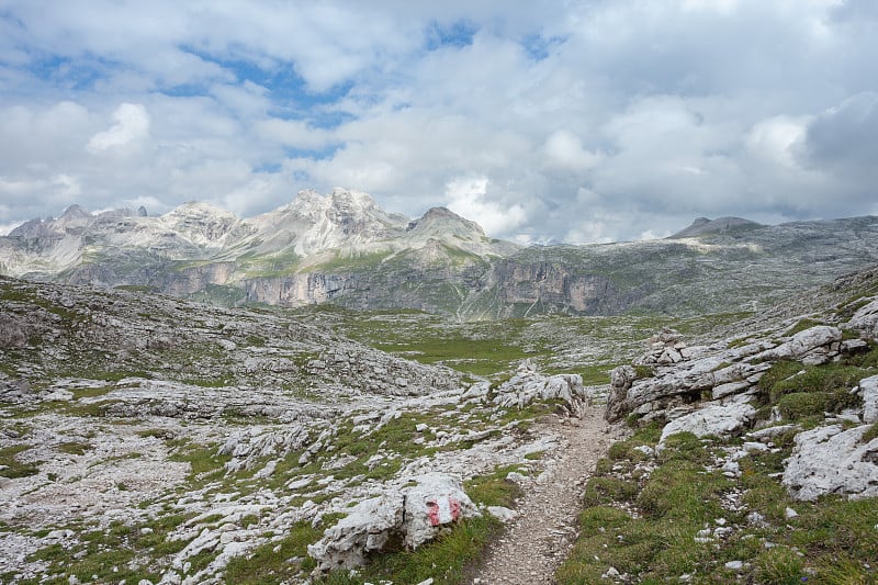 从萨斯Ciampac山顶俯瞰的风景，在白云石