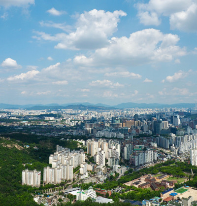 韩国首尔城市景观，晴朗的天空和白云