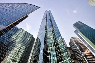 城市中现代办公建筑的自下而上视图