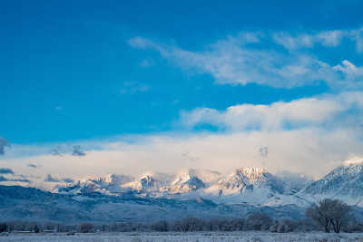 蓝天白云之上的雪山和沙漠降雪