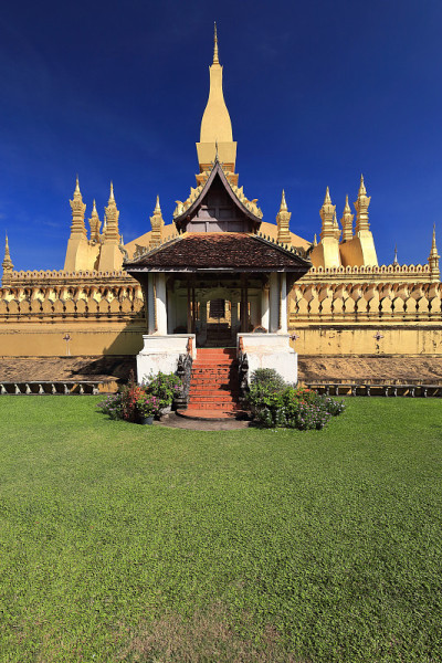 山楂Wai-Prayer Gate-S。侧墙第一层PhaThat Luang佛塔。Vientiane
