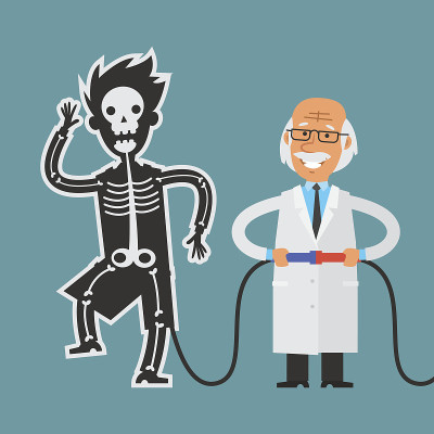 老科学家和他的助手在做实验