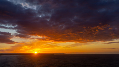 英国东约克郡，Flamborough Head, Thornwick海湾附近海面上的日落