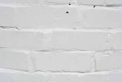白色的砖砌体被漆成白色和浅色。