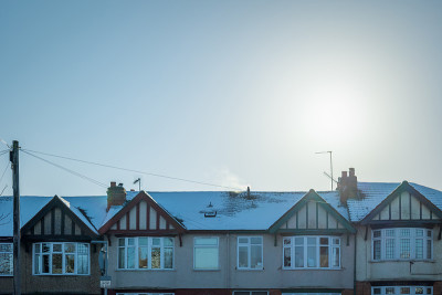 英国，雪下的联排房屋