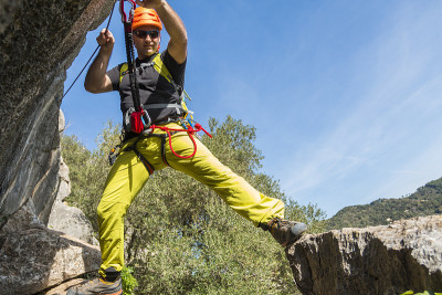 年轻的雄性正在攀登via ferrata