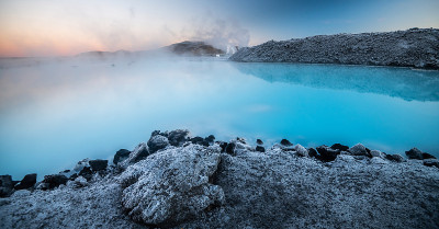 冰岛蓝礁湖温泉附近美丽的风景和日落