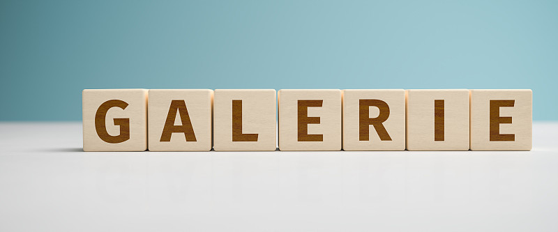 “Galerie”网横幅——德语单词Galerie(画廊)，由木制立方体上的字母组成，用作网横幅。