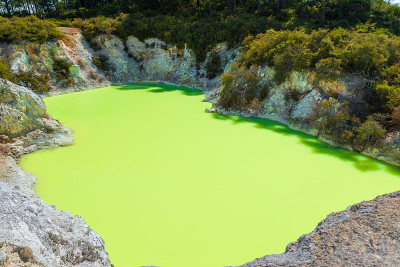 水在香槟池沸腾- Wai-O-Tapu，新西兰