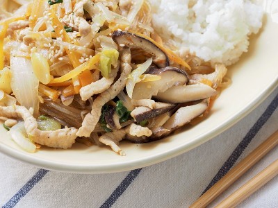 亚洲食物蔬菜和蘑菇饭