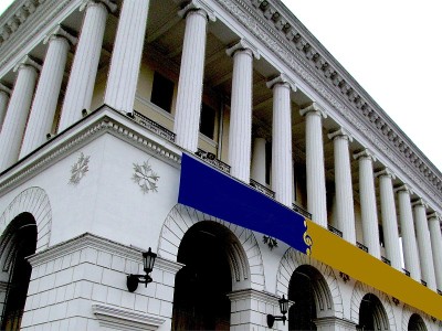 秋云老城中心白色历史建筑