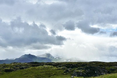 Snaefellsjokull冰川在明亮的阳光下闪闪发光