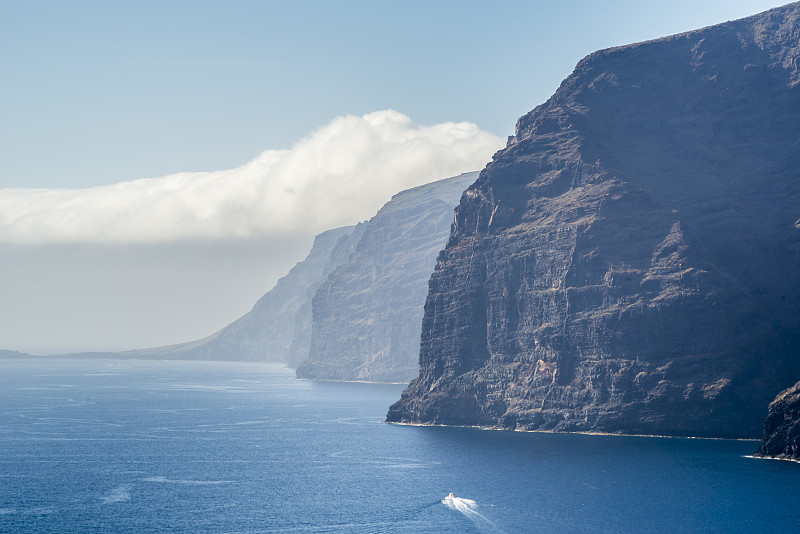 Gigantes !Tenerife。區卡娜利群岛。呈献礼。