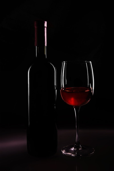 瓶子和葡萄酒杯