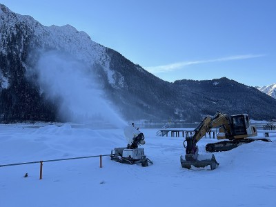 奥地利蒂罗尔施瓦兹地区的阿钦塞，Maurach和Pertisau Karwendel之间的雪炮与挖掘
