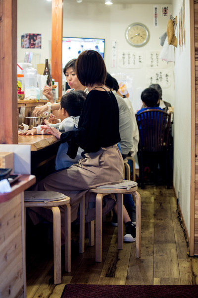 朋友们在章鱼烧店里吃章鱼烧
