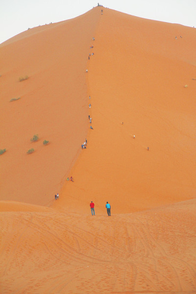 在摩洛哥merzouga沙漠徒步旅行