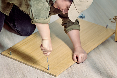 Diy组装平面包装家具，成熟女性螺丝钉。