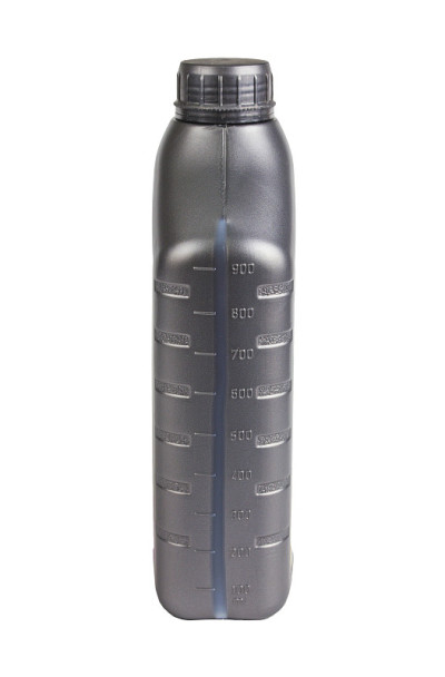 塑料容器用于隔离在白色背景上的机油
