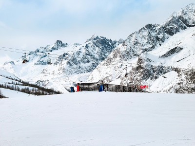 法国阿尔卑斯山夏蒙尼冬季度假胜地的滑雪场