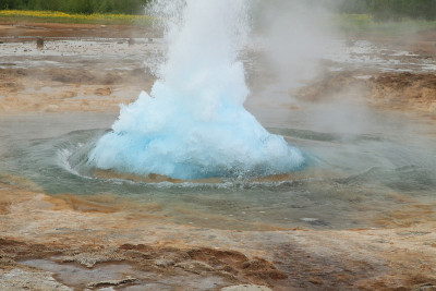 冰岛的 Strokkur 间歇泉