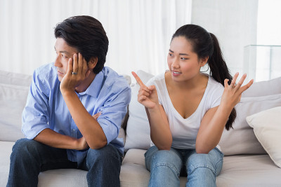 一对夫妇在沙发上吵架