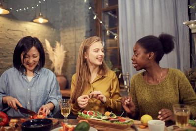 年轻女性在晚宴上做饭