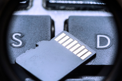 黑色的micro sd卡上有金色的触点，钥匙上有字母S和字母D