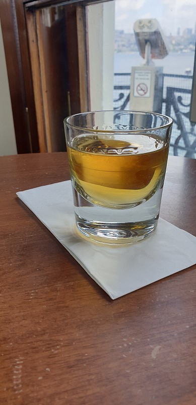 啤酒和威士忌酒杯