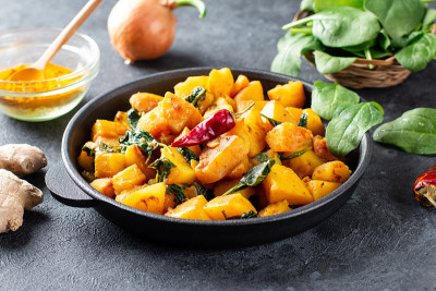 Aloo Palak sabzi或菠菜土豆咖喱在煎锅。印度流行的健康食谱