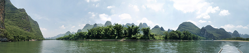 桂林漓江全景，从河中央