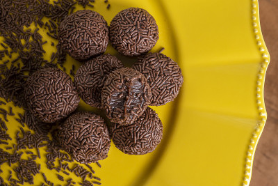 Brigadeiro。典型的巴西甜。一些准将在一个黄色的车牌