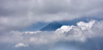 圣诞老人山顶María火山在风暴云中