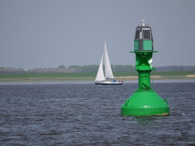 以太阳能电池板为能源的绿灯浮标