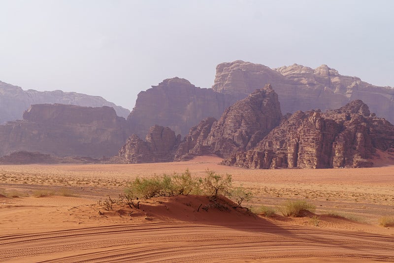 Wadi Rum沙漠，约旦。月亮谷。红沙，山和雾。被联合国教科文组织指定为世界遗产。国家公园户外景观