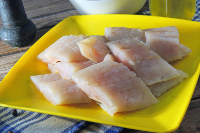 生鱼片，面粉和鸡蛋