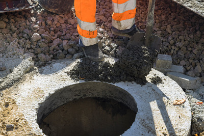 一名工人正在进行新道路建设工作，准备安装下水道