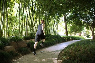 男人在公园里跑步的后视图