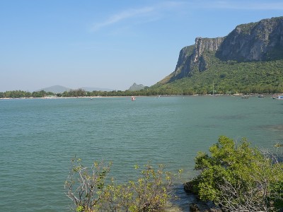 海与山和岛屿在普拉楚帕湾