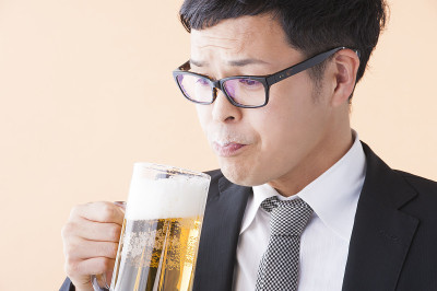 男性喝啤酒